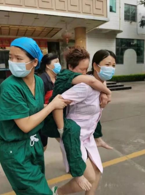 "白衣天使"庞雪球:连续30天奋战 累倒在抗疫一线的"最美防疫人"