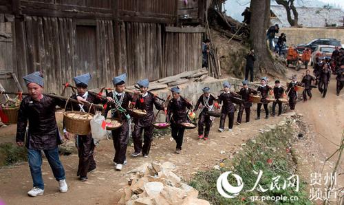 高清组图:贵州从江苗族"送年粑"添年味