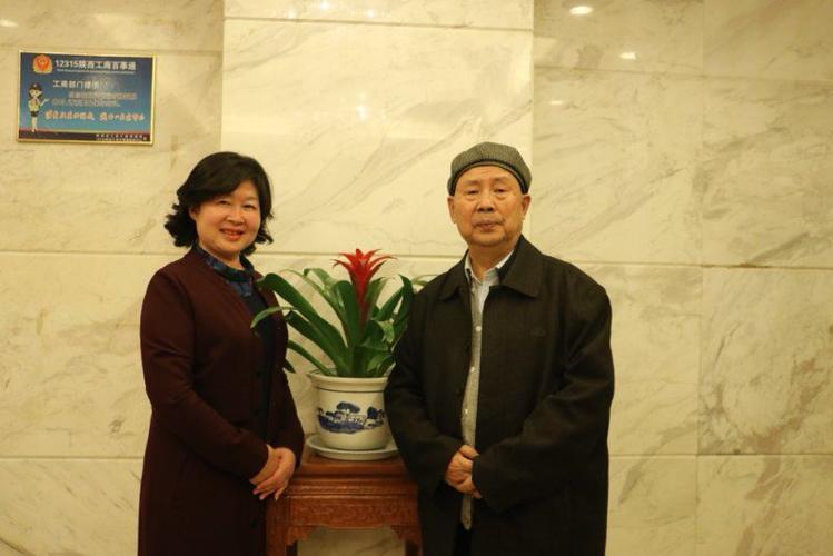 与女县长李萍在一起.