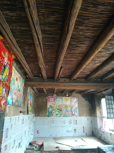 主房四梁八柱木结构.