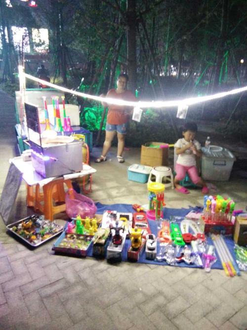 晚上摆摊卖玩具项目赚钱故事