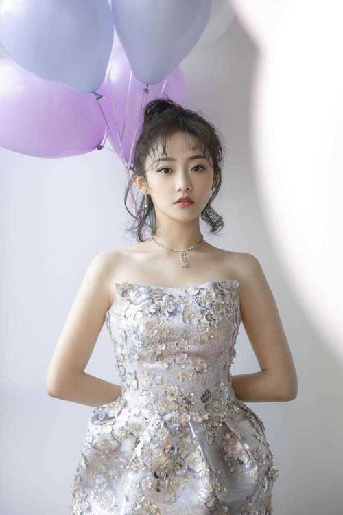 24岁吴佳怡扎丸子头发型搭配抹胸连衣裙,甜美又可爱