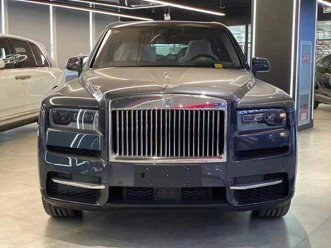 劳斯莱斯库里南标志性马车式的对开门设计自然不会缺席,拥有5.