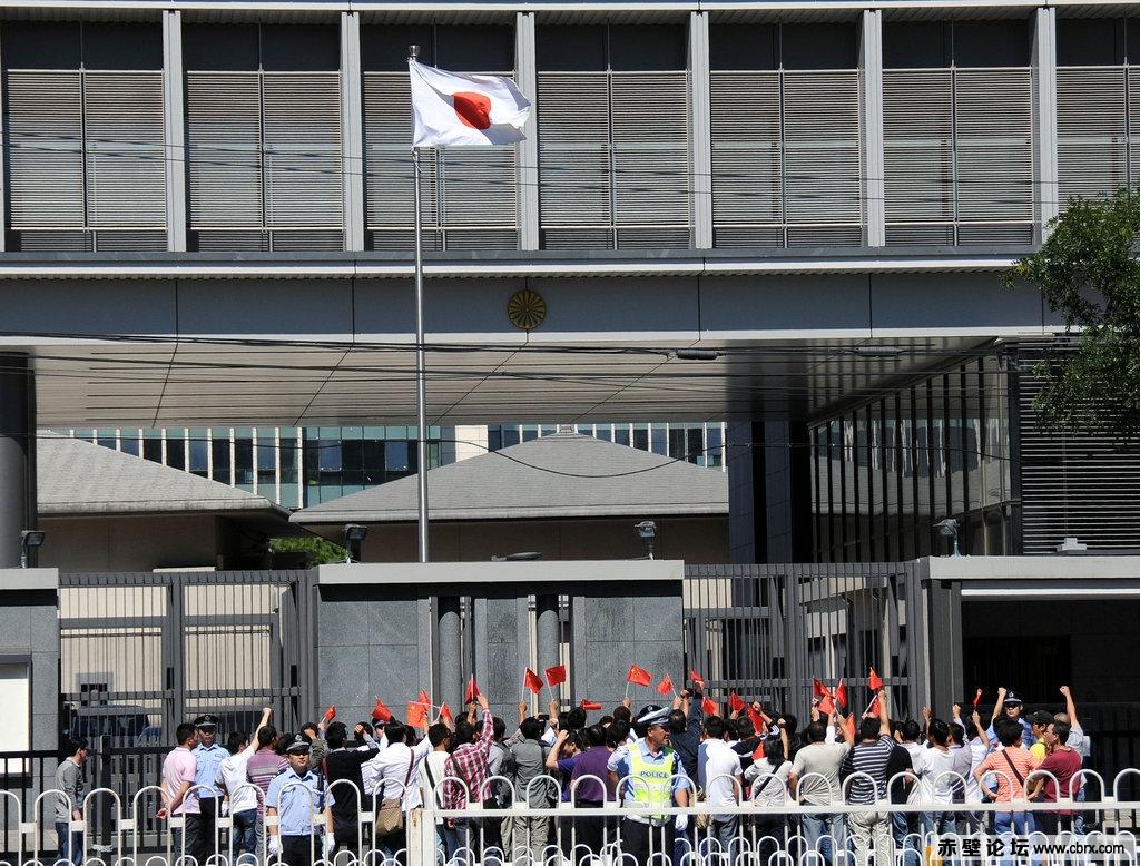012年9月14日,北京民众在日本驻华大使馆前抗议日本政府"购买"