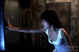 邓家佳《孤2》吓到全身湿透 低胸出镜极致诱惑