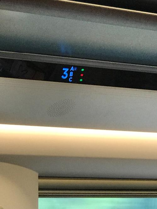 高铁座位上的号码旁边亮的红绿黄灯是代表什么意思?