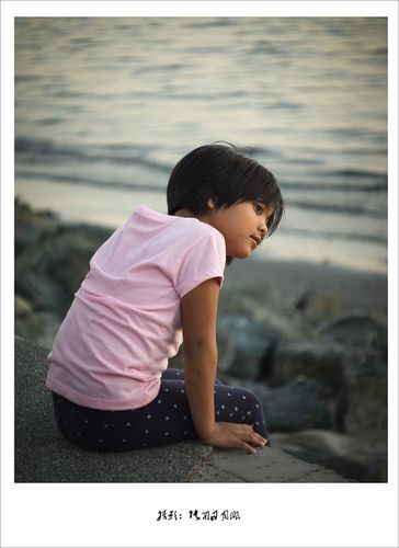 海边玩耍的小女孩儿