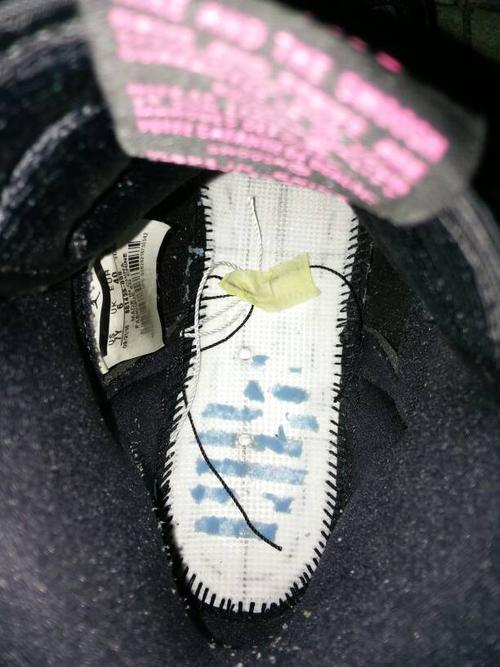 手残把aj1鞋垫撕坏了,请问可以配个正版的吗?