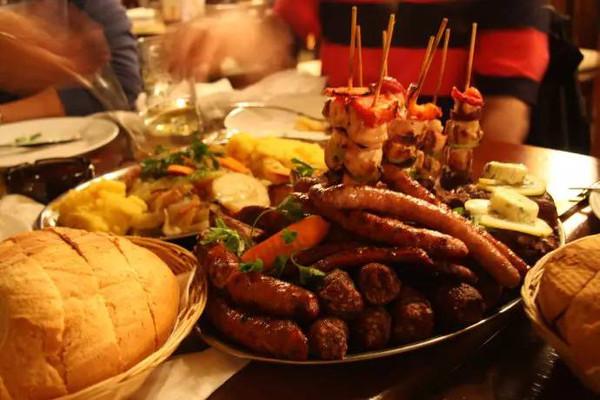 在布加勒斯特,不仅能够品尝到地道的罗马尼亚美食,还能够吃到中餐和