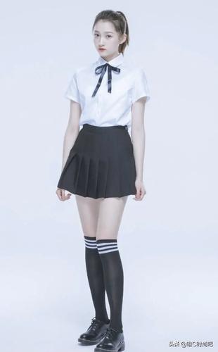 关晓彤的身材真抢镜!衬衫配百褶裙秀出细直美腿,目测长有一米二