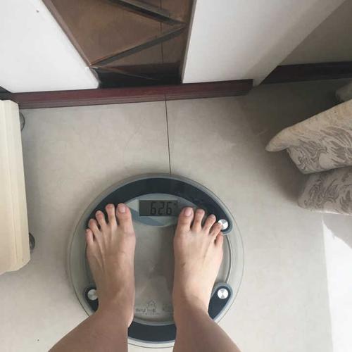 刚刚现称的体重125斤多,高高的,我有过100斤的时候,但已经很遥远了