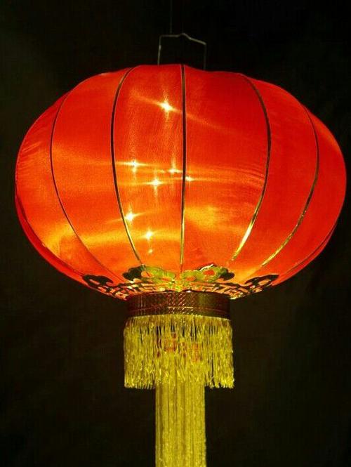 隔壁邻居家门前挂了大红灯笼,晚上大红灯笼亮起时,可漂亮啦!