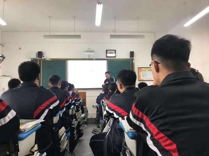 菏泽市教科院吴新田老师,到菏泽一中八一路校区物理组