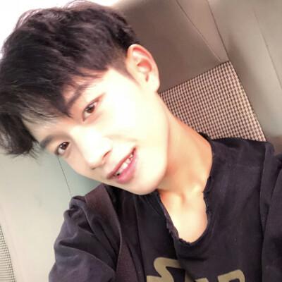 真实高清正面男生头像图片