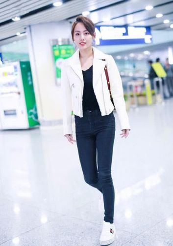 张嘉倪这么穿显状态,白色夹克配铅笔裤,哪像过了30岁