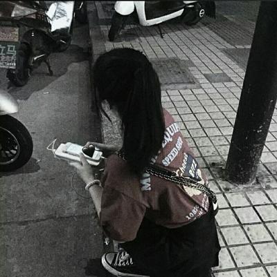 背影高冷霸气女生头像