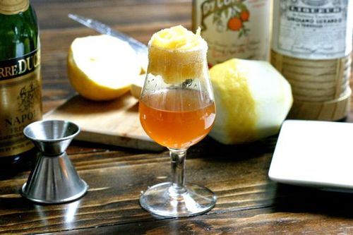 它是由白兰地,库拉索酒,柠檬汁,简单糖浆,安格斯特拉苦酒和樱桃利口