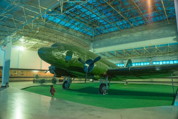 1943年在片马垭口附近坠落的c53运输机及其发动机等部件