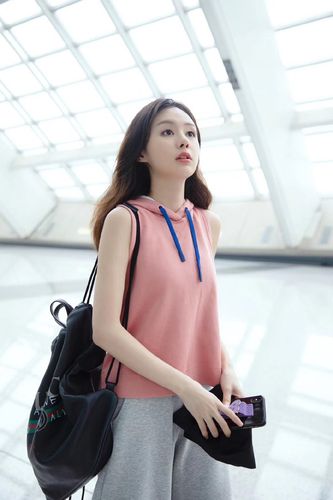 郑合惠子粉嫩甜美机场照图片