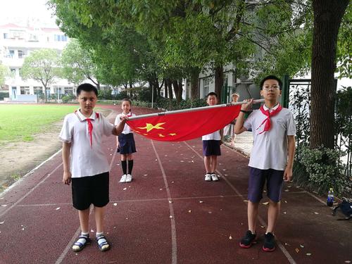 出旗:升旗手护旗手经过自我介绍之后,整齐划一的喊着口号,将国旗护送