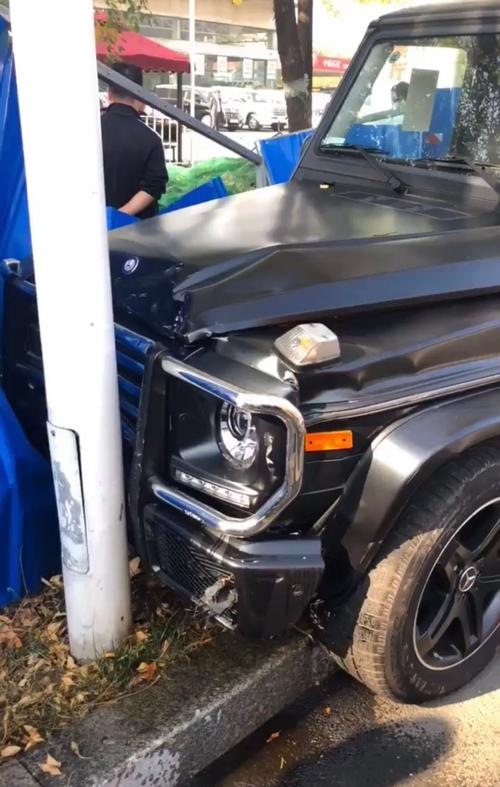 奔驰大g撞到了树上这撞的是明明白白,车灯都给撞的稀烂前脸也变形了