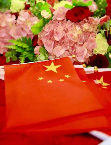 用鲜艳的五星红旗装扮的结婚登记大厅,不仅为节日增添了许多光彩,更是