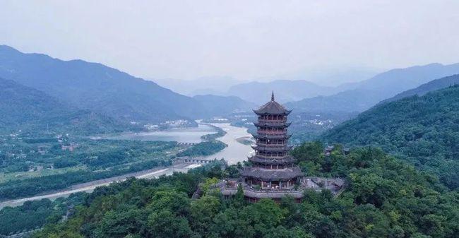 玉垒阁坐落于玉垒山山顶,东可观千年古城,西可瞰成都平原,北可眺岷江