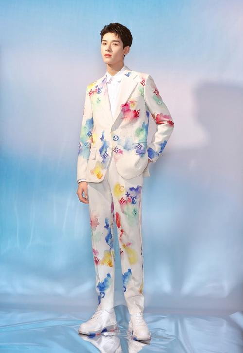 龚俊是衣架子吧穿lv水彩印花西装帅气绅士修长比例太亮眼