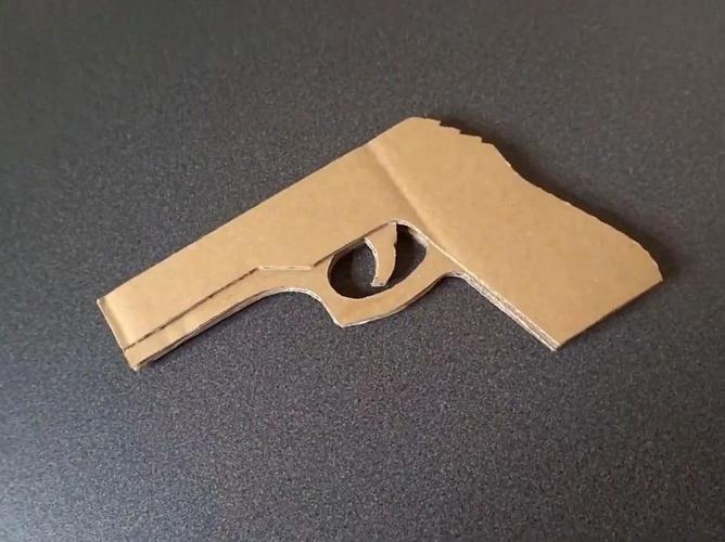 diy超好玩的三连发纸板玩具枪!