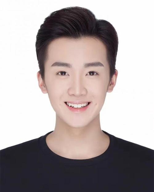 上戏2017新生报道女生撞脸易烊千玺关晓彤彭于晏