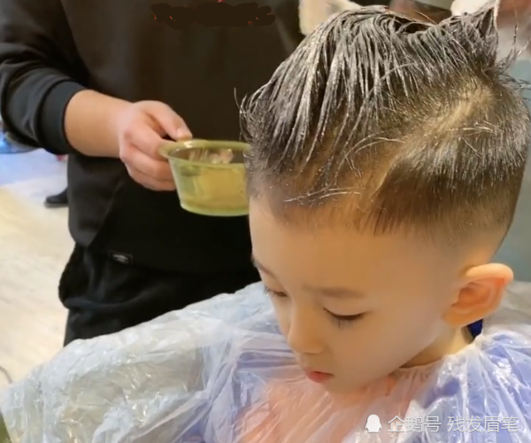 小男孩换了款锡纸烫发后,气质居然变得像社会人一样高冷,女生:等你