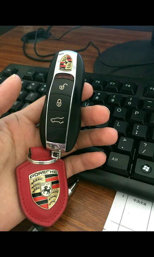 请问这个保时捷卡宴车钥匙是真的吗?请仔细看车标噢!