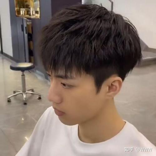 头发少的男生适合剪什么发型?