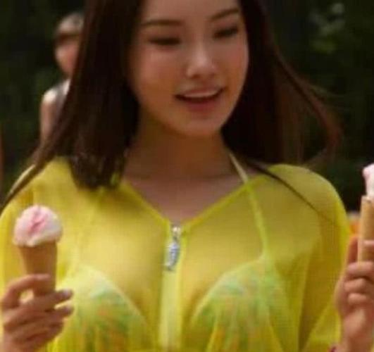 有种"炫奶达人"叫童菲,图4车门大开,网友:快快快,一库!