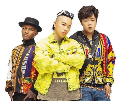 超燃!南征北战nzbz组合在金沙滩啤酒城激情开唱