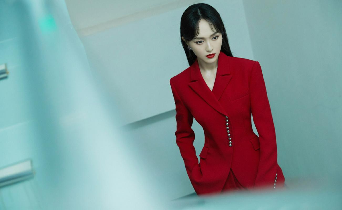 唐嫣穿红色西服套装 楼梯间凹造型气场全开