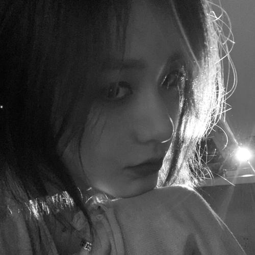 黑白女头像伤感高冷