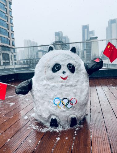 百变冰墩墩现身西安