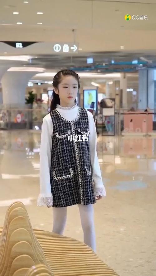 白色丝袜黑色鞋带美女邓文怡姐姐真好看