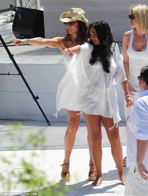 f1老板千金塔玛拉沙滩办婚礼 鼓奶与未婚夫激吻