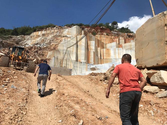 许可证到期矿山停止开采的通知》给江西煌奇石材开发有限公司负责人