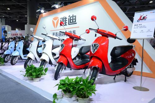 资讯中心 电动车  展会现场,雅迪首次亮相的基因灯家族车型雅迪m7,m9