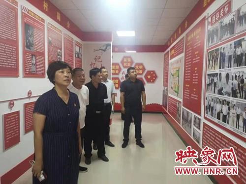 鲁晓炜一行参观各村文化墙