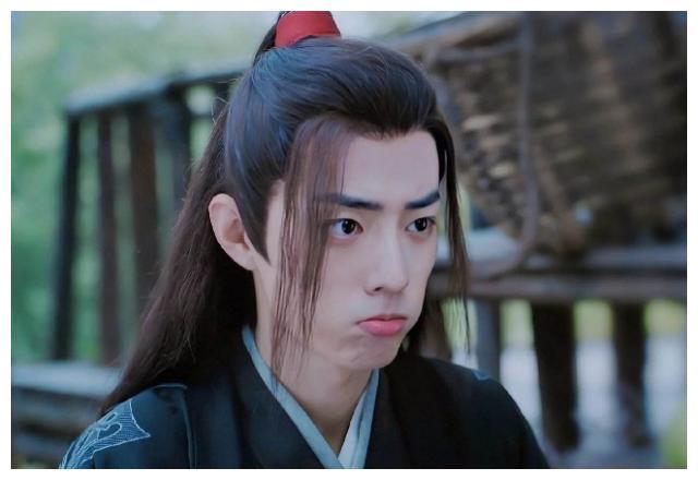 肖战新剧王牌高清路透,穿迷彩服戴头盔亮相,脸蛋发黑消瘦明显