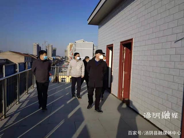 在宜沟镇王老屯村,水利局下沉干部负责王老屯封控村外围卡口执勤和村