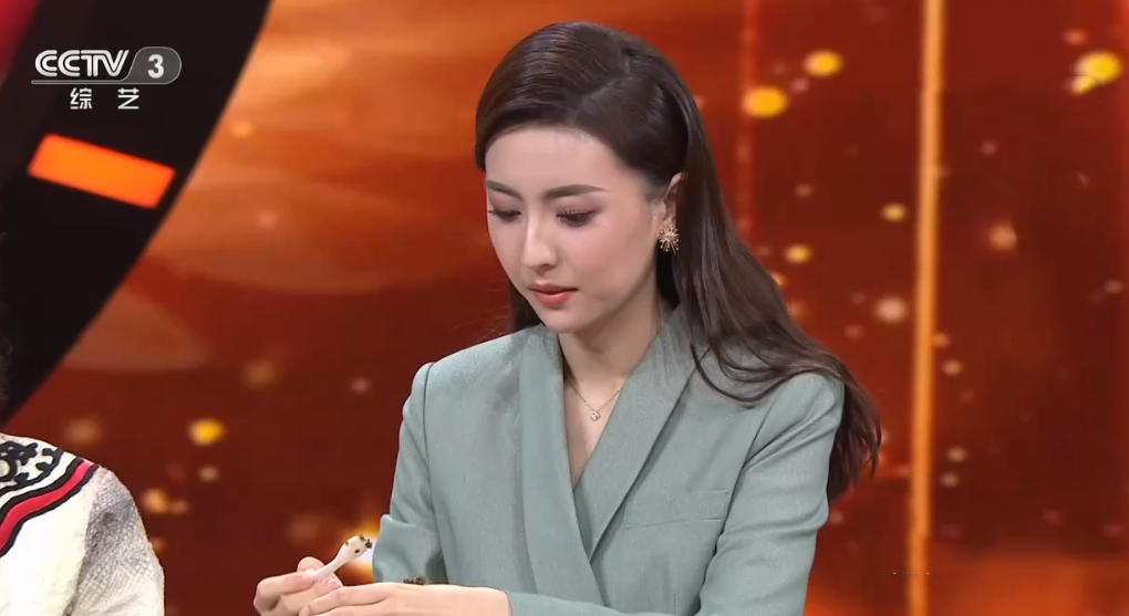 原创主持春晚一夜成名的张舒越被打回原形台风稚嫩发展缺少后劲