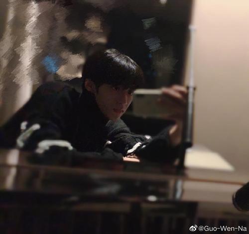 还有一颗小糖 刘耀文那天对镜子自拍的照片用的是宋亚轩的手机