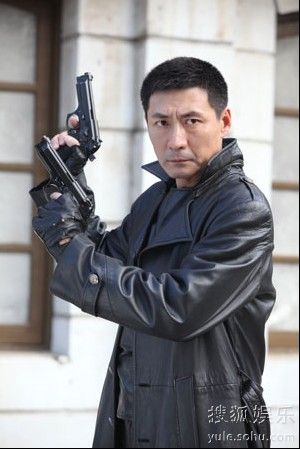 《孤岛飞鹰》中担纲主演,塑造了侠肝义胆的铁血英雄燕双鹰