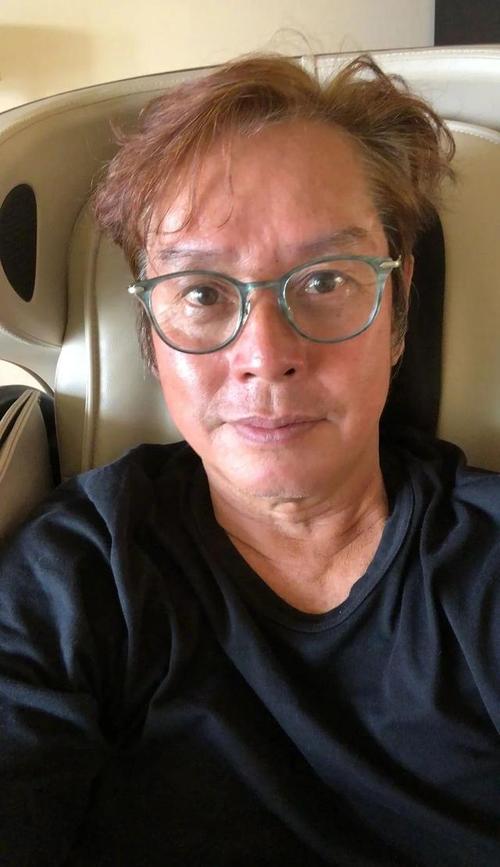 谭咏麟现身暴瘦惹粉丝担心,被奉歌坛常青树,两照片两种不同样貌