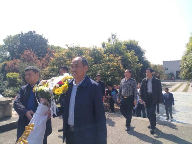 华容县长工教育基金会理事长,华容县慈善协会会长吴葆春,华客县烈士